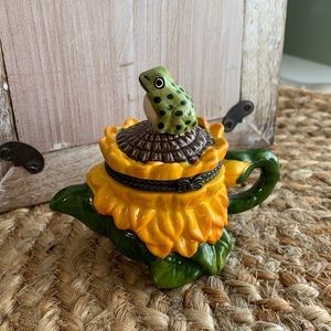 Frog Daisy Trinket Jewelry Box